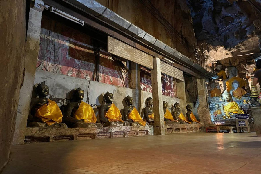 sistema di statue di Buddha della grotta di Chiang Dao 