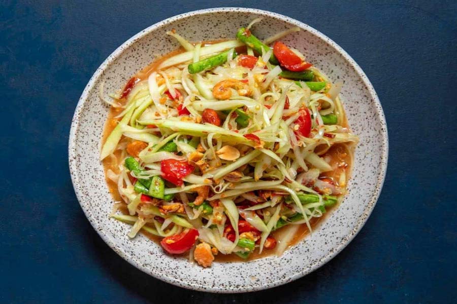 L'insalata di papaya tailandese servita da Somtum Der