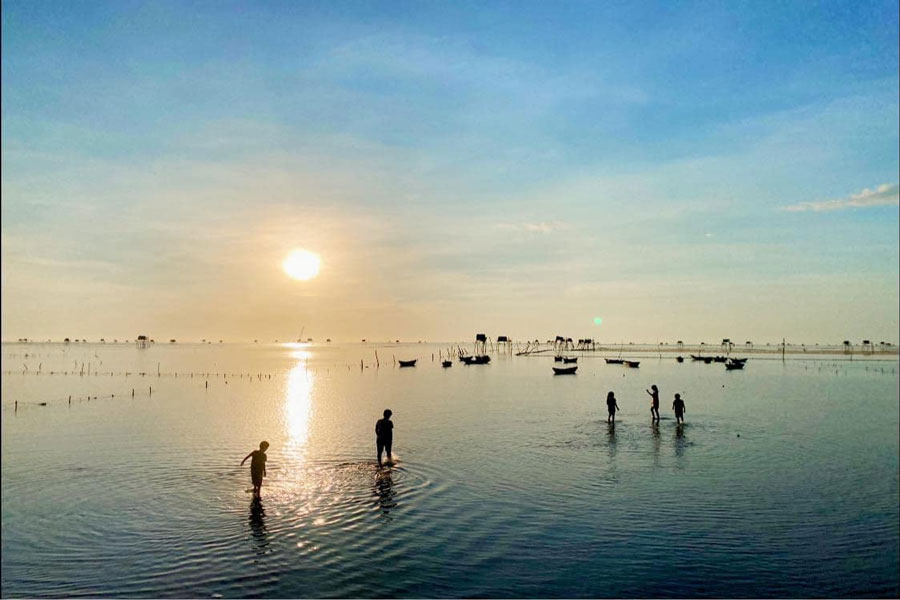 Ammirare la bellezza della spiaggia di Dong Chau