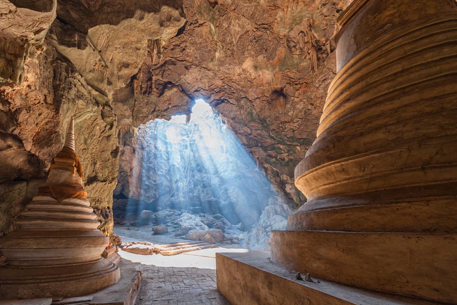le stalattiti e le stalagmiti all'interno della grotta