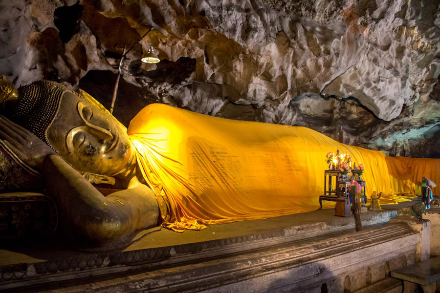La statua di Buddha reclinata