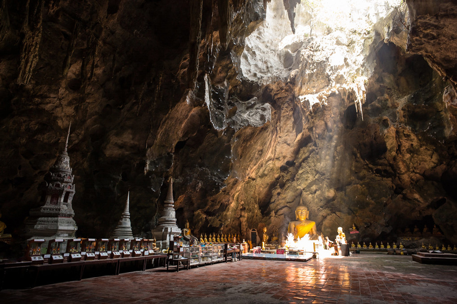 Le statue sono collocate all'interno della grotta