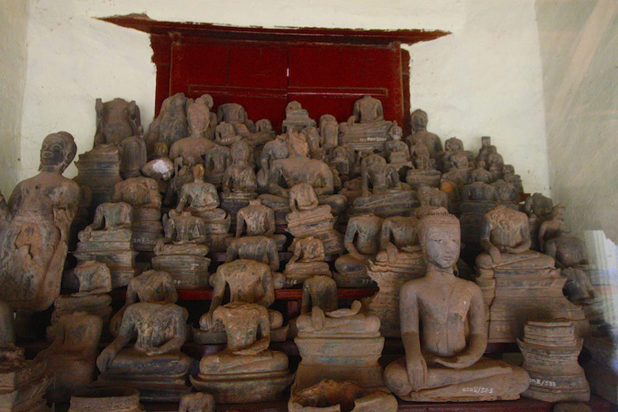 Statue di Buddha senza testa