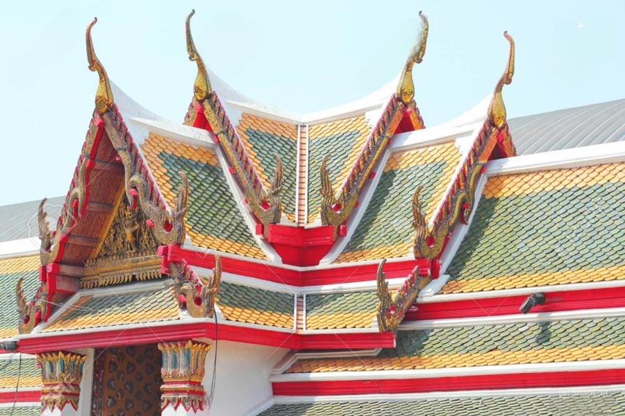 L'architettura del tetto caratteristica di Benchamabophi