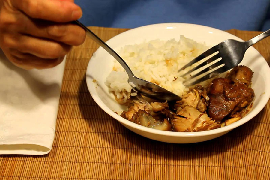 Stile tailandese di mangiare con cucchiai e forchette