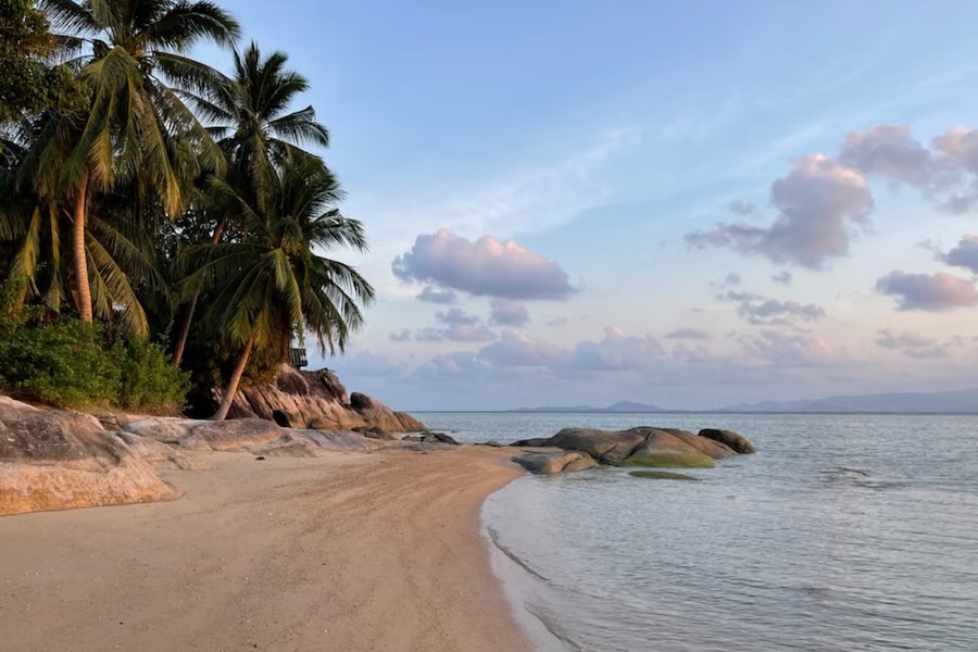 Una spiaggia tropicale sull'isola di Koh Samui