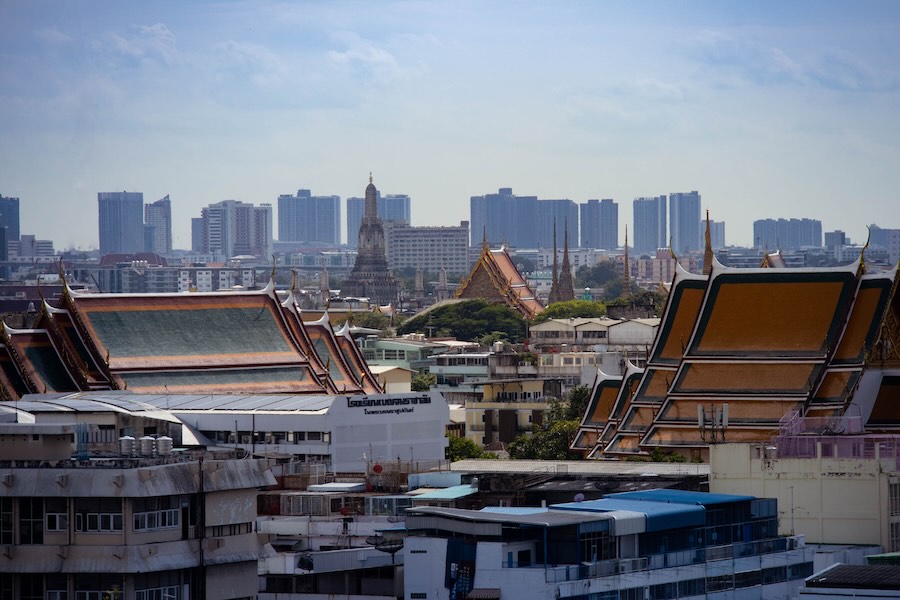 Panorama di Bangkok con il tempio Wat Arun e grattacieli moderni