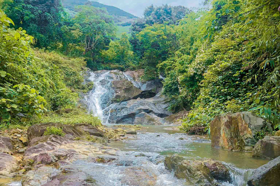 La bellezza selvaggia della cascata di Pac Sui aTien Yen