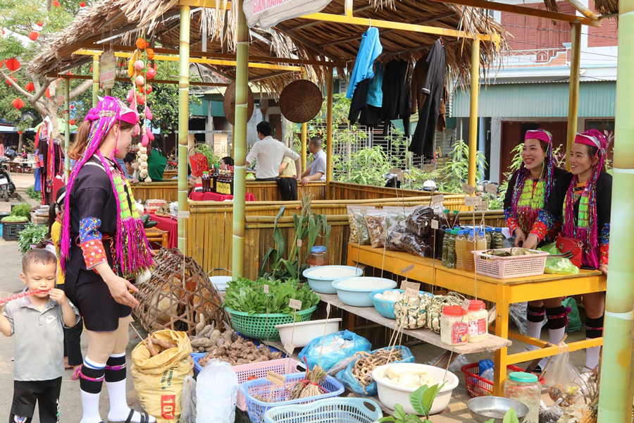 L'atmosfera vivace del mercato di Ha Lau a Tien Yen