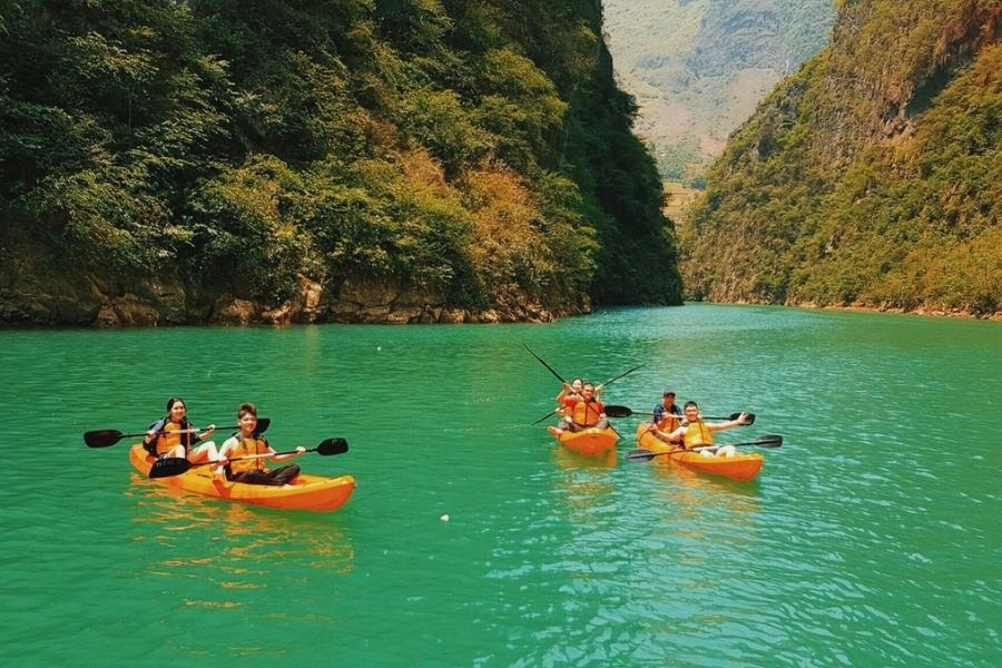 tour in moto a ha giang: gita in barca sul fiume nho que