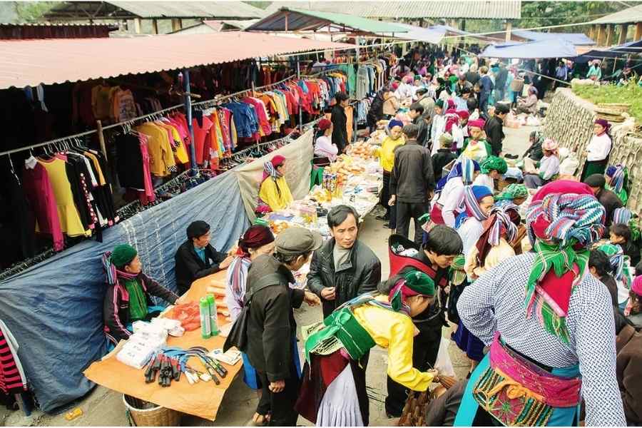 tour in moto a ha giang: mercato tradizionale di montagna