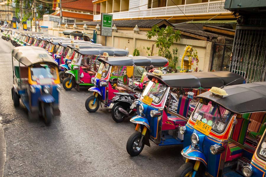 Tuk tuk mezzo di trasporto tradizionale thailandese