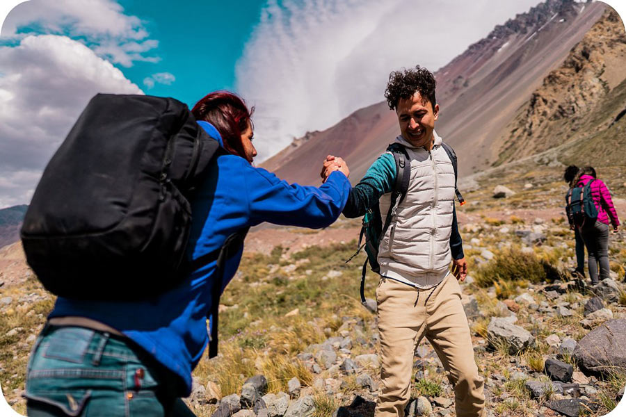 Viaggiatori attraversano il valico di friontiera Thailandese - Cambogia