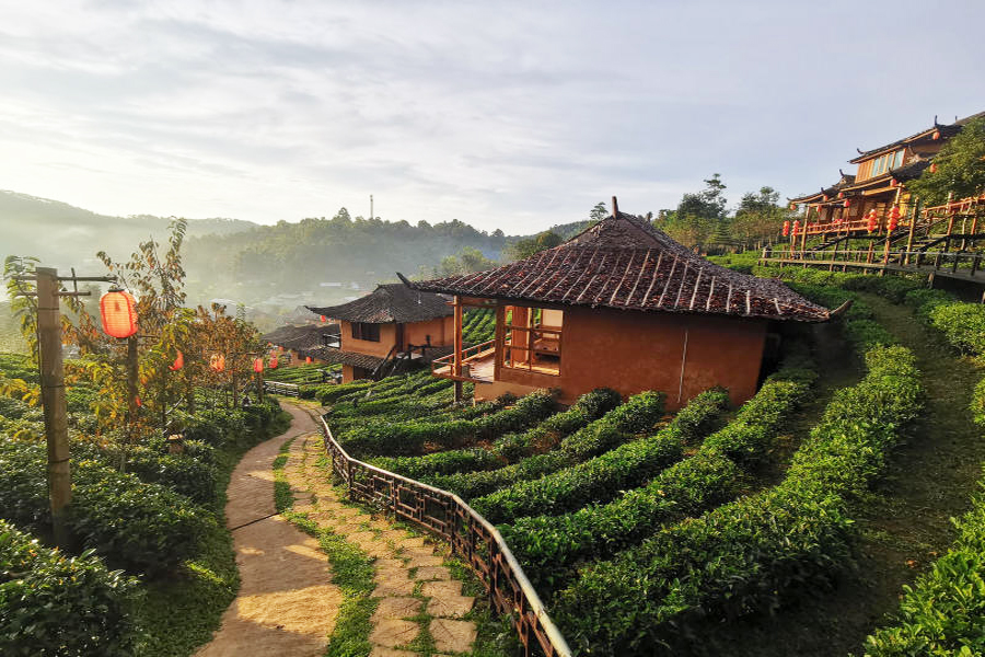 Piccoli sentieri a Ban Rak Thai offrono opportunità di trekking