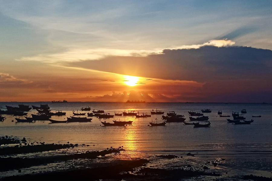 Il tramonto alla spiaggia di Truoc a Vung Tau