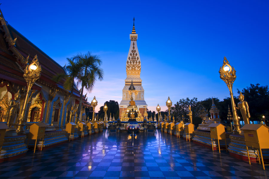 La bellezza del Wat Phra That Phanom al crepuscolo