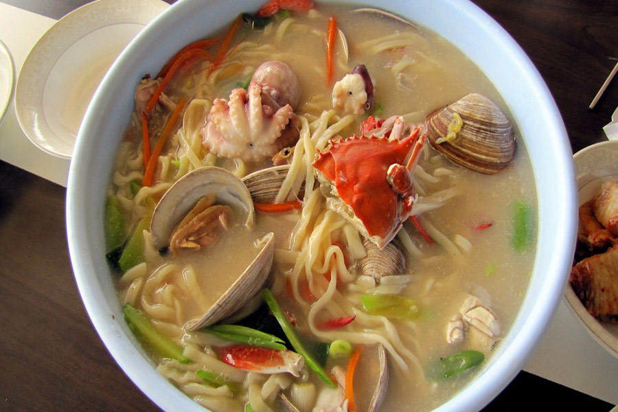 La zuppa di noodle con frutti di mare