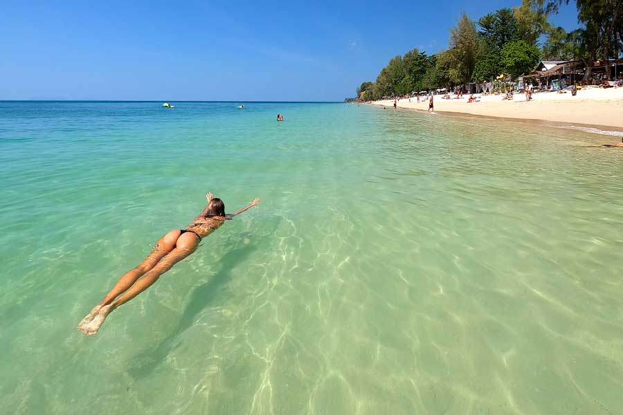 Immergiti nelle limpide acque blu dell'isola di Koh Phi Phi
