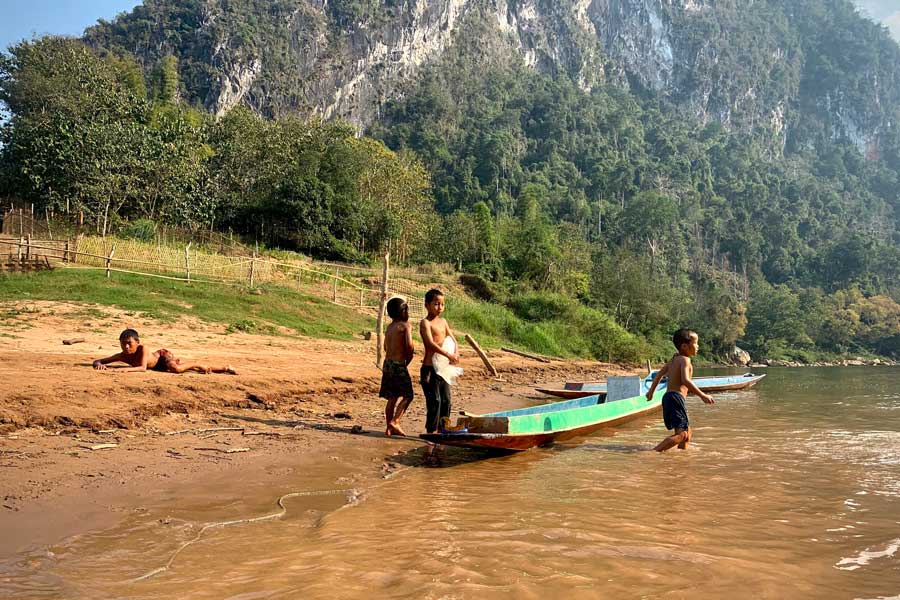 Nuotare al fiume vicino al villaggio