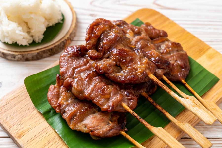 Il moo ping (spiedini di maiale alla griglia)