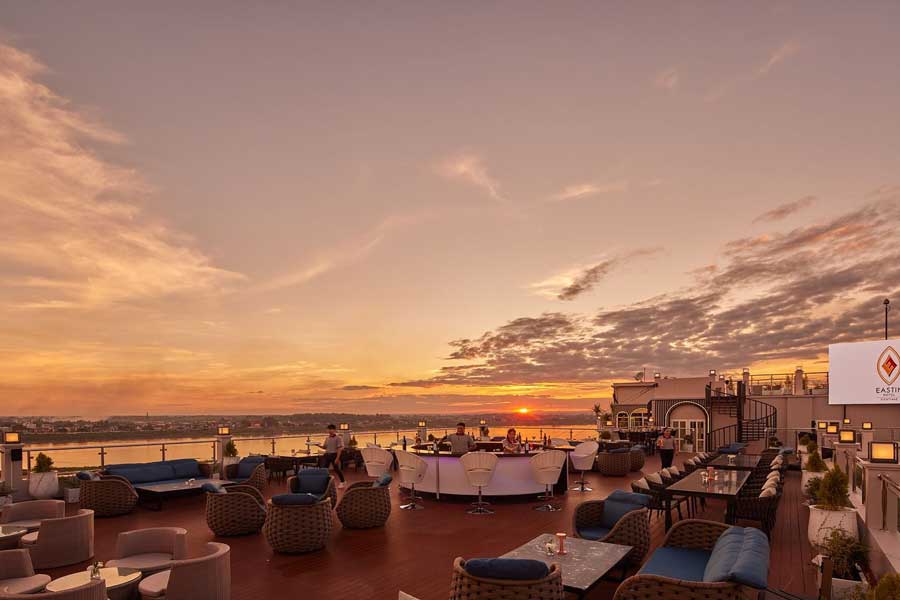 Guarda il tramonto rosso dal bar in alto