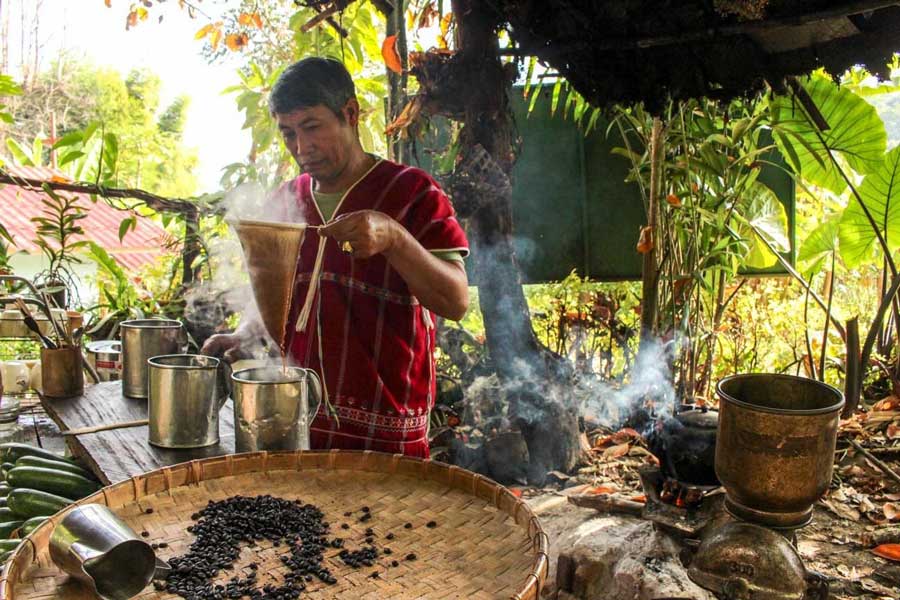 Vedere il processo di erogazione manuale del caffè