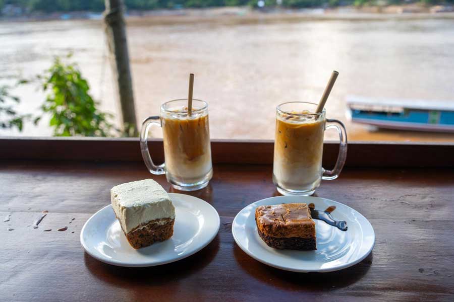 Goditi tazze di caffè vicino al fiume Mekong