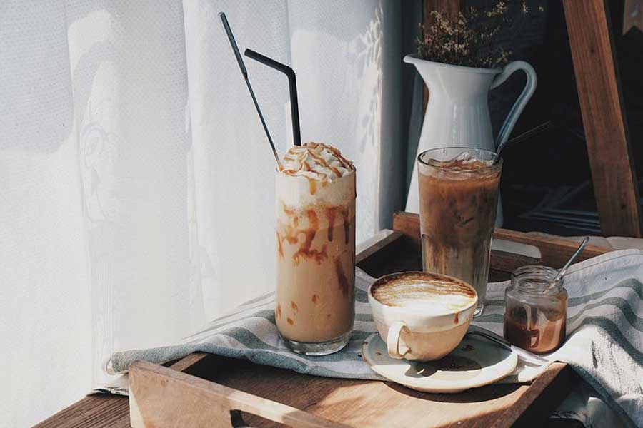 Una varietà di bevande con combinazioni creative