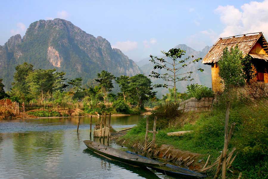 Visita i tranquilli villaggi intorno alla grotta di Vieng Xai