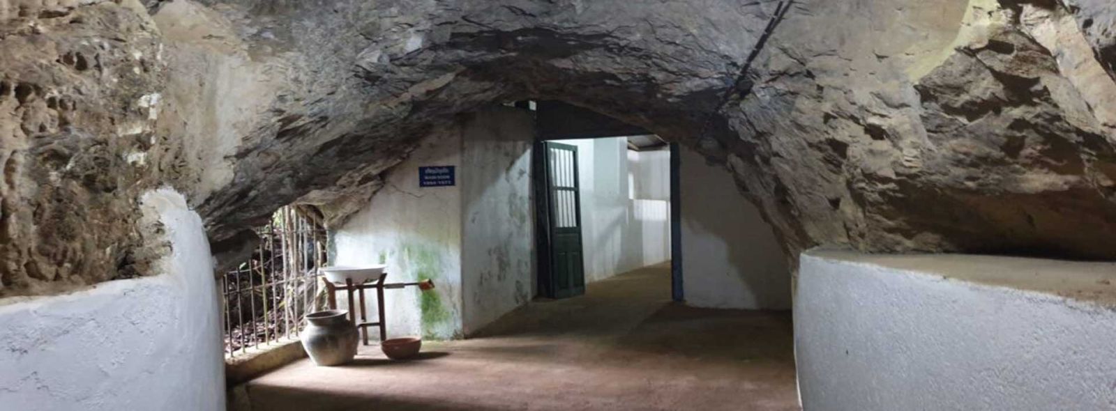 Fare un tour interno della grotta Hang Vieng Xai