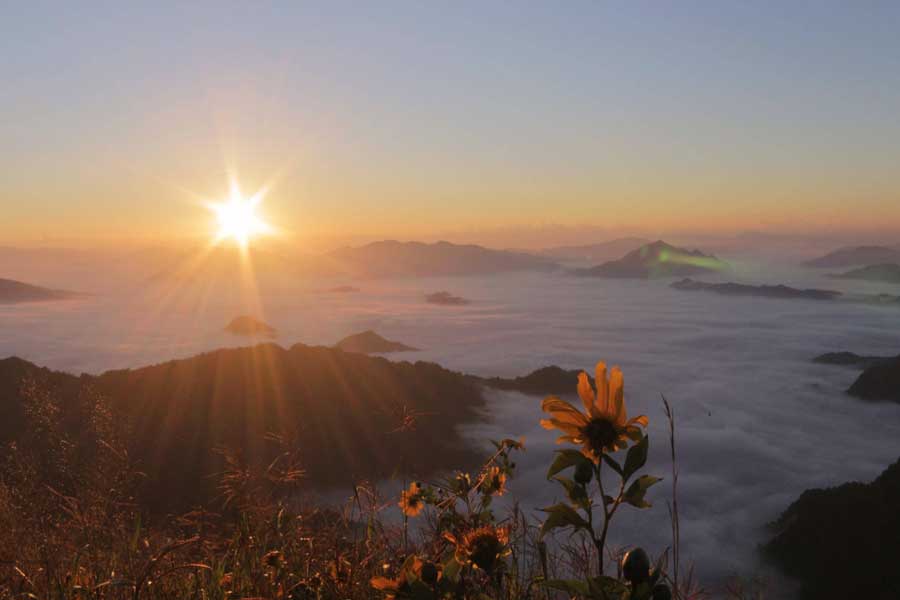 Ammirare il tramonto alla catena montuosa di Phu Fa