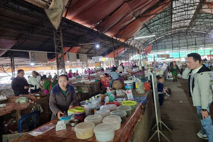 Assagiare i piatti tipici laotiani al mercato locali