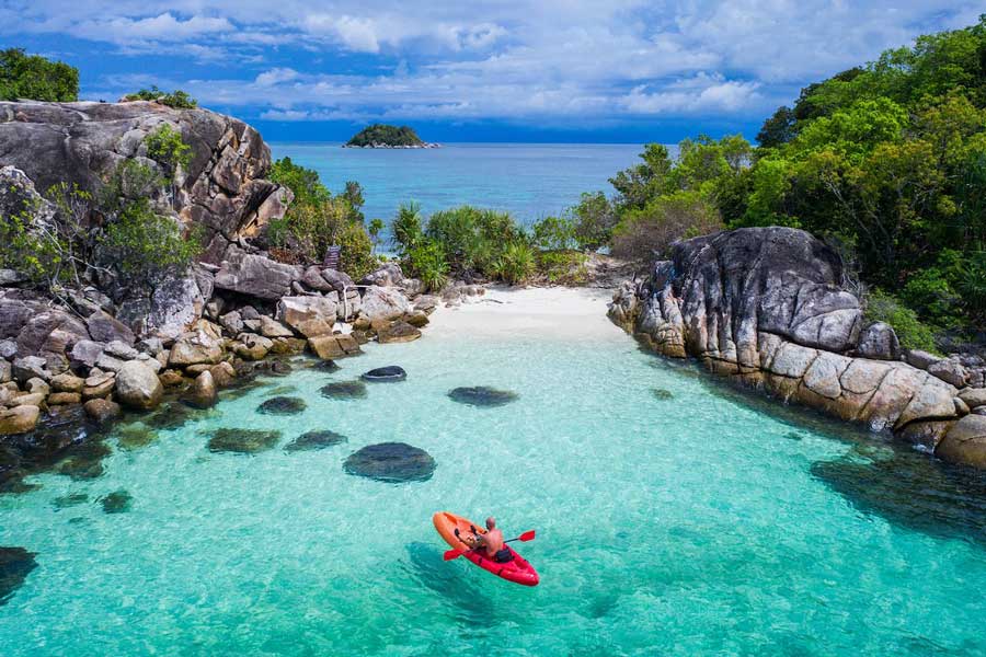 Gita in barca nell'acqua blu a Koh Lipe