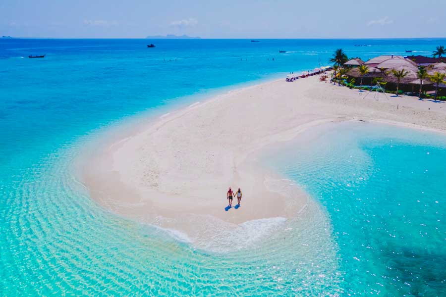 Immergirsi nelle limpide acque blu della spiaggia di Koh Lipe