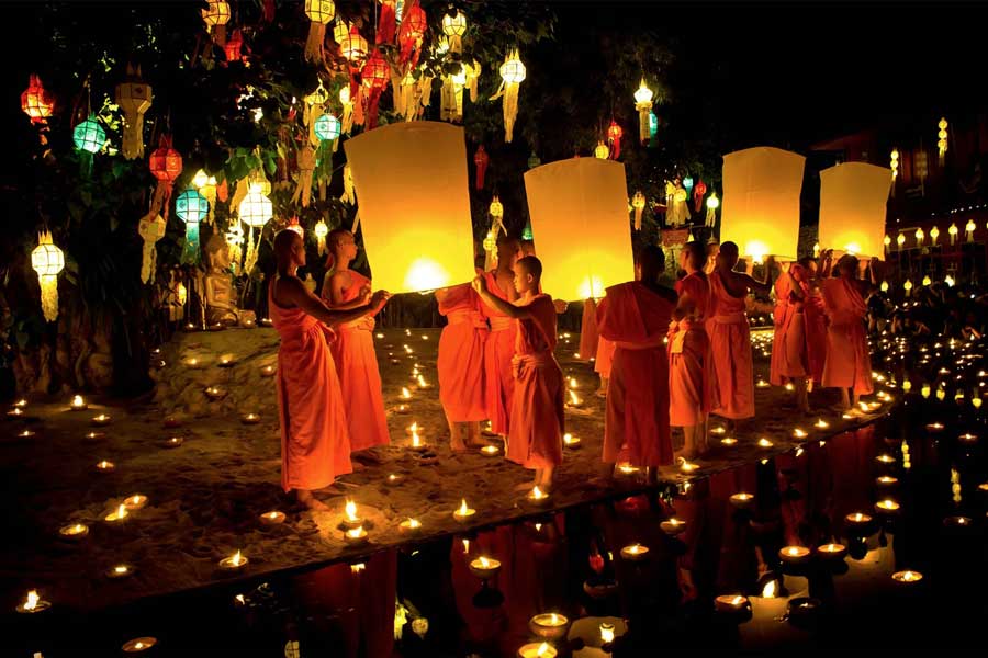Cerimonia del Loy Krathong sul fiume Chao Phraya