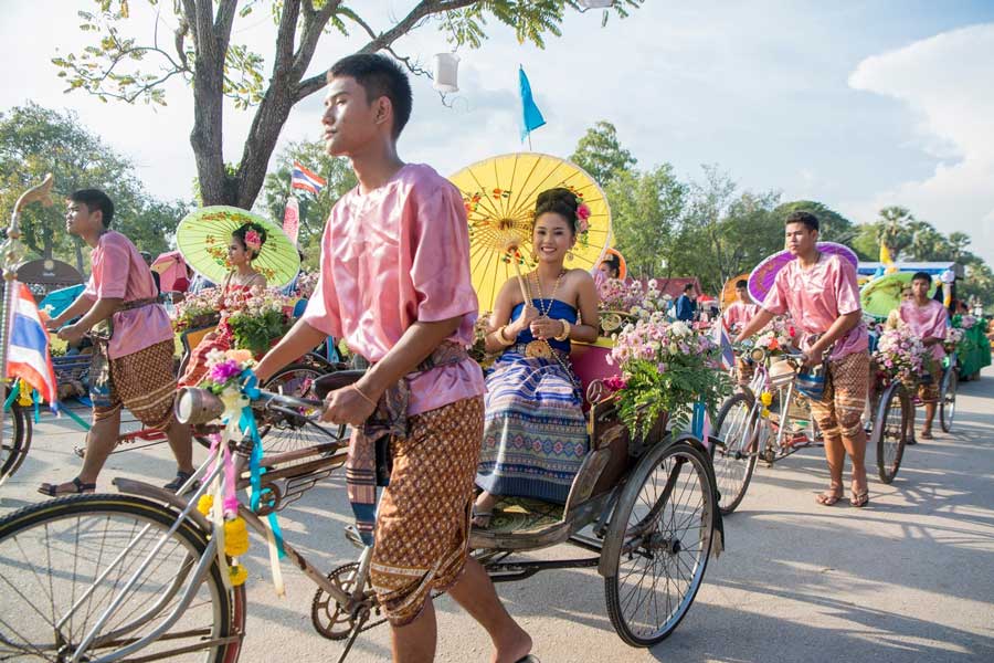 Il trambusto del festival Loy Krathong durante il giorno