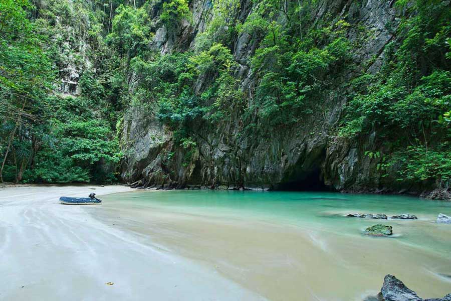 Nuotare nella piscina naturale