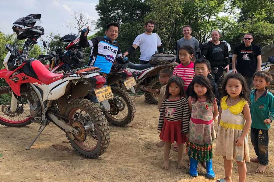 Incontra bambini innamorati nel viaggio alla scoperta del Laos in moto