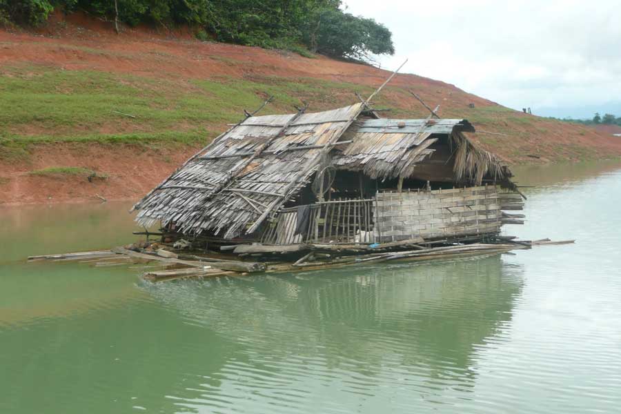 Piccola casa dal tetto di paglia vicino al lago