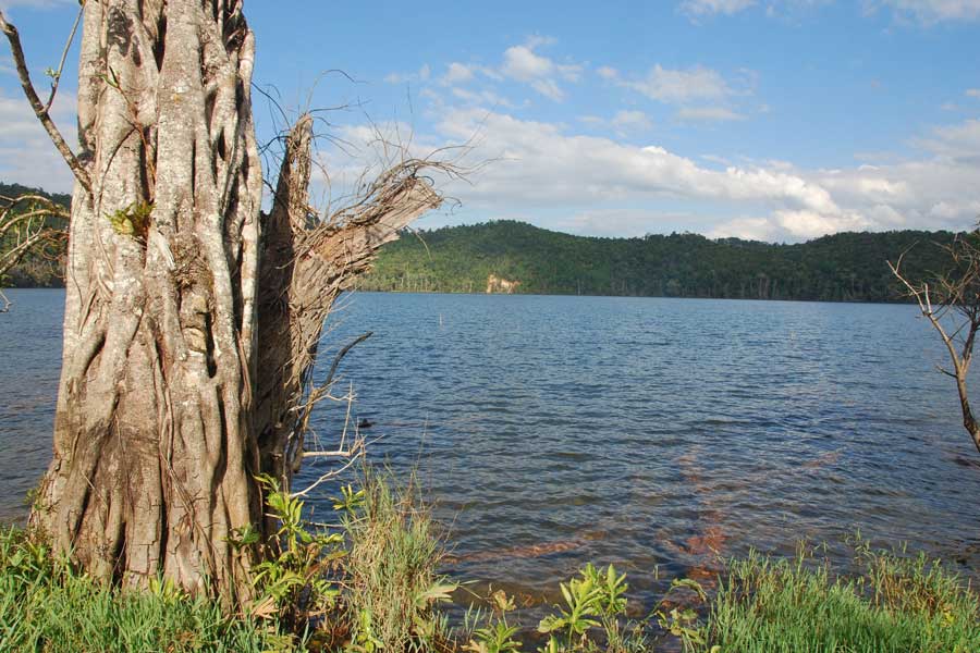 Le limpide acque blu del lago Nong Fa