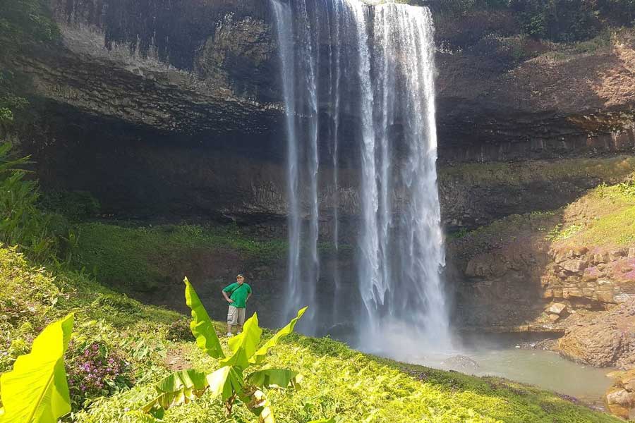 Ammira la maestosa cascata di Paksong