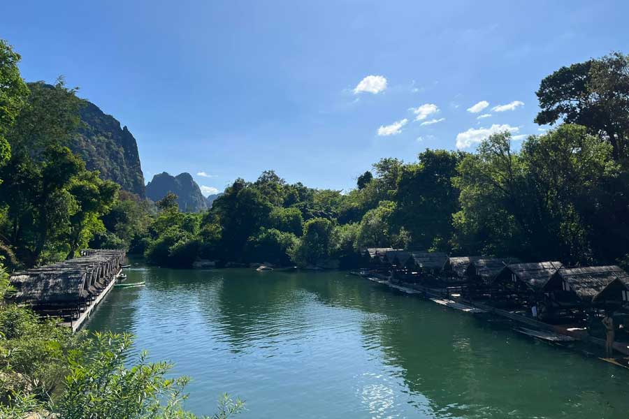 Ammirare la bellezza tranquilla del fiume a Phou Hin Poun