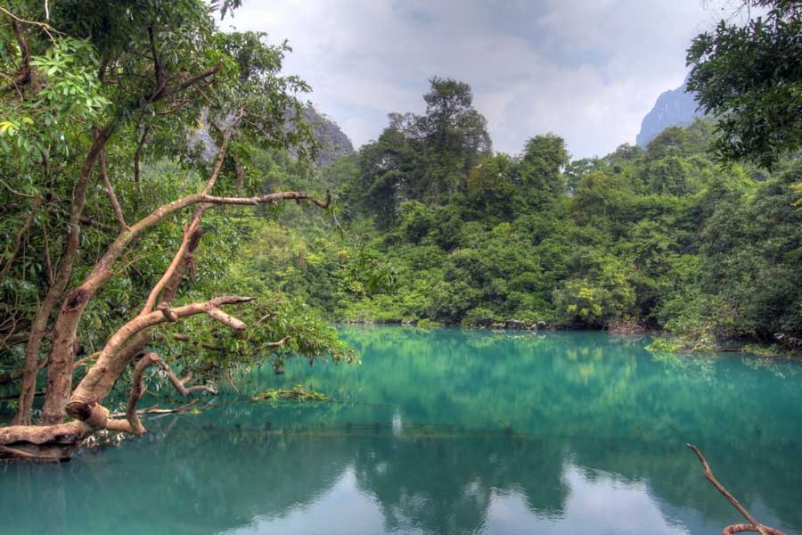 La limpida bellezza blu del lago a Phou Pha Marn