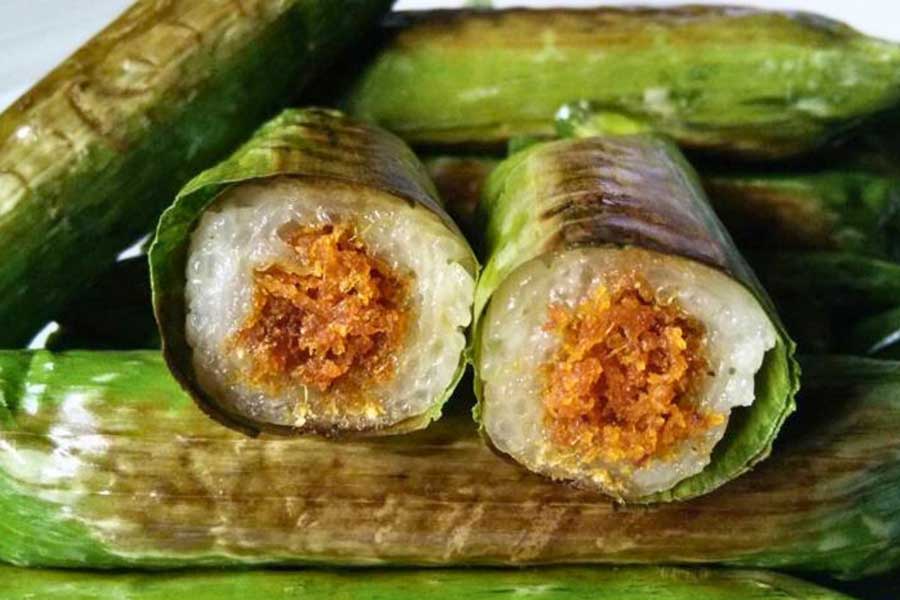 Pulut panggang (riso glutinoso grigliato avvolto in foglie di banana)