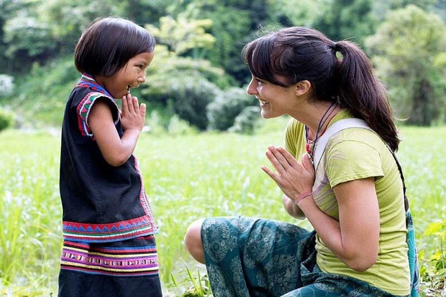 Bellezza culturale dei rituali di saluto tailandesi