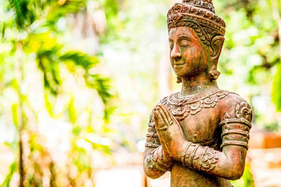 La statua raffigura il tradizionale atto di saluto tailandese