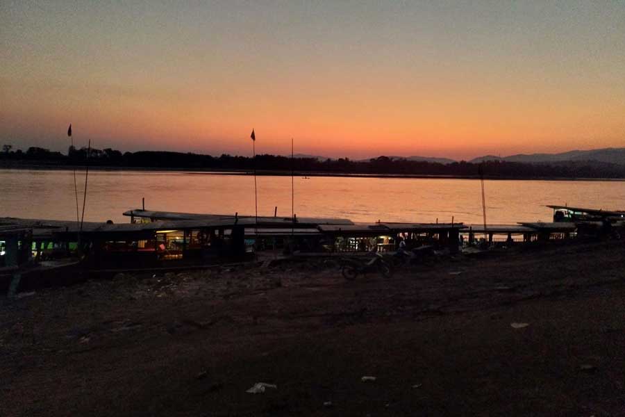 Ammirare il tramonto infuocato lungo il fiume Mekong