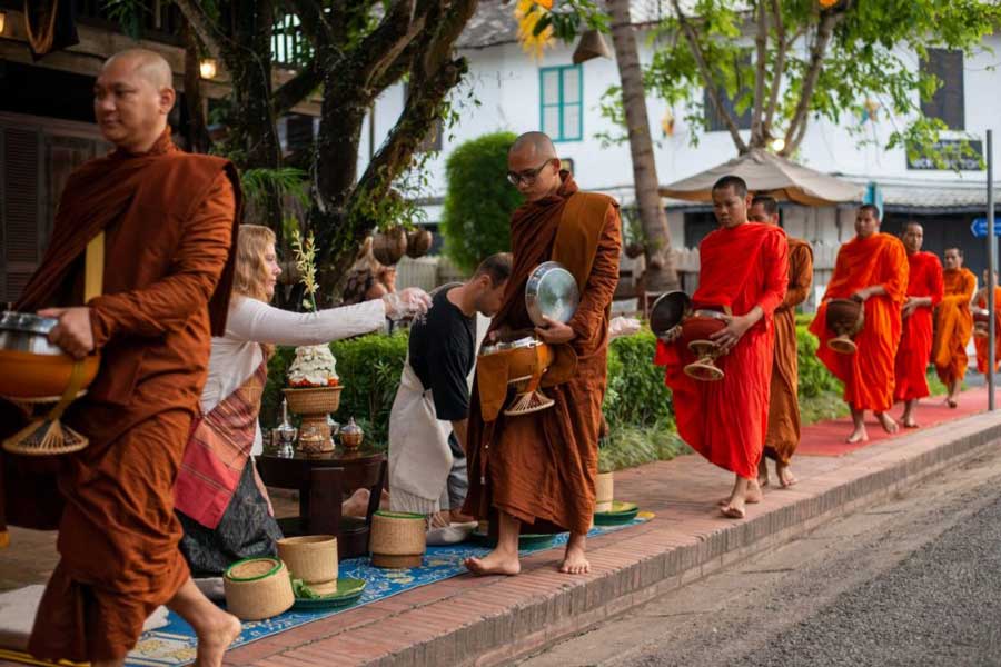 La cerimonia Tak Bak a Luang Prabang