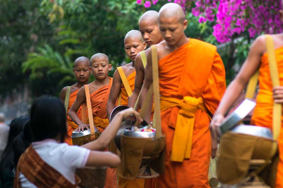 La cerimonia dell'alba a Luang Prabang