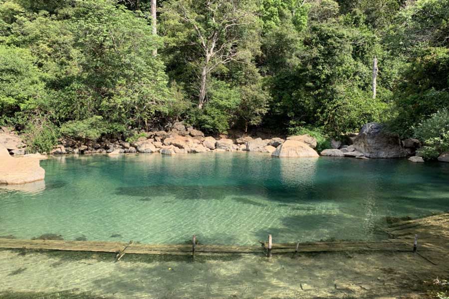 La vita quotidiana dei locali che vivono vicino al fiume
